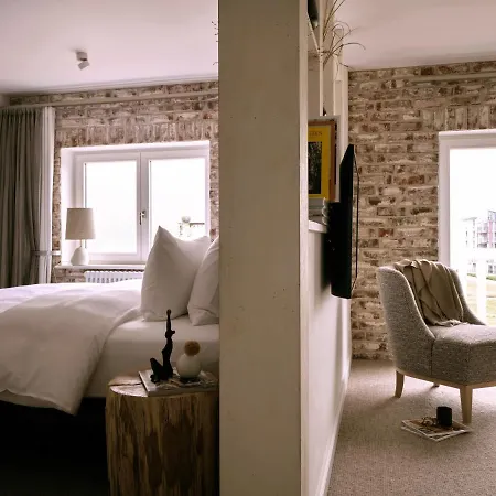 1884 Hotel *